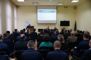 wystąpienie komendanta powiatowego policjanci i zaproszeni goście są tyłem