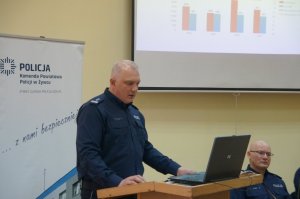 zastępca komendanta powiatowego przedstawia wyniki służby kryminalnej w tle komendant powiatowy