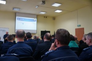 policjanci siedzą tyłem w tle slajdy