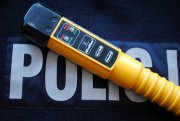urządzenie do mierzenia stanu trzeźwości w tle napis policja
