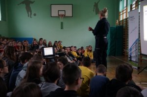 policjantka w czasie prelekcji uczniowie siedzą tyłem