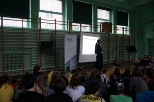 policjantka w czasie prelekcji uczniowie siedzą tyłem