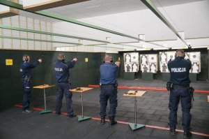 czterech policjantów w czasie strzelania