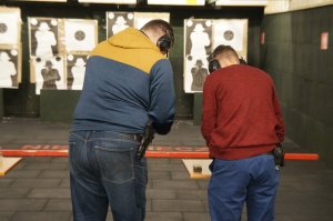 policjanci przygotowują się do strzelania
