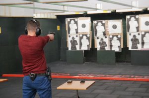 policjant w czasie strzelania