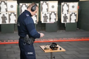 policjant przygotowuje się do strzelania