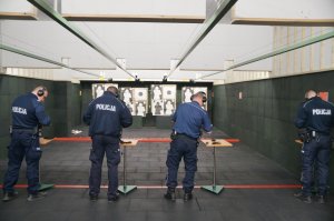 policjanci przed strzelaniam