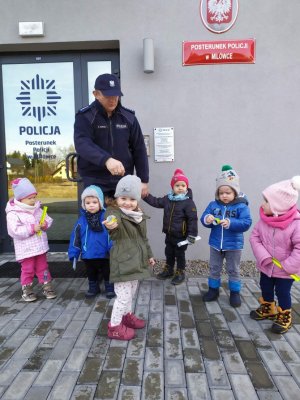 kierownik posterunku przed budynkiem