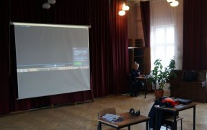 policjantka siedzi z mikrofonem