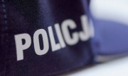 fragment policyjnej czapki z napisem policja