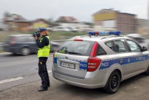 policjant w czasie pomiaru prędkości