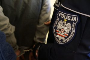 fragment policjanta i osoby zatrzymanej