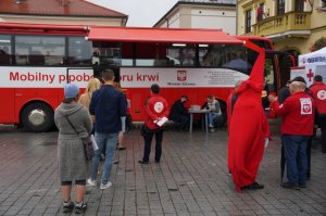 osoby stoją przed ambulansem