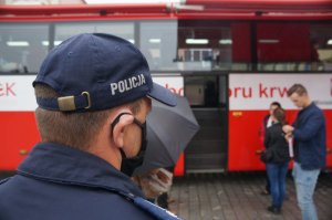 policjant przed ambulansem