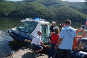 na policyjną motorówkę wsiadają dzieci