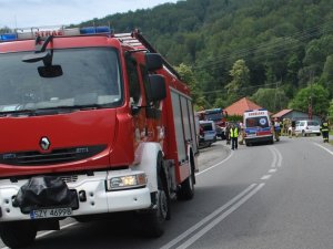 miejsce zdarzenia drogowego na pierwszym planie wóz strażacki