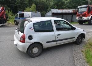 samochód biorący udział w zdarzeniu drogowym w tle wóz strażacki i radiowóz