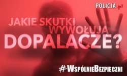 plakat kampanii na czerwonym tle napis jakie skutki wywołują dopalacze