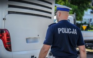 policjant w czasie kontroli autokaru