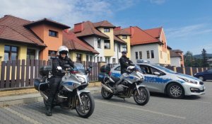 policjanci przed szkołą na motocyklach