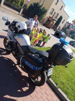 dzieci przy motocyklu policyjnym