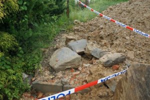 fragment terenu odgrodzony taśmą z napisem policja