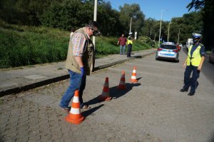 mężczyzna w alkogooglach pokonuje slalom