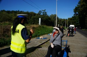 dziewczyna na symulatorze zderzeń obok policjantka