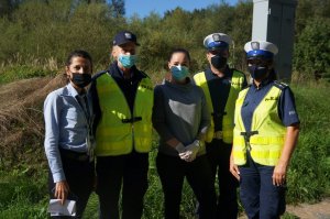 zdjęcie grupowe policjanci i uczestniczka