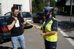 policjantka wręcz mężczyźnie odblask