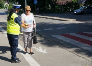 policjantka wręcza kobiecie odblask