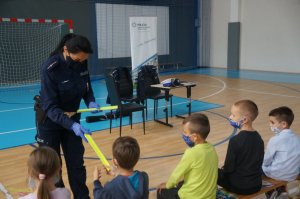 policjantka rozdaje odblaski