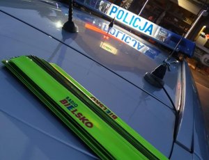 na pierwszym planie odblaski z napisem radio bielsko w tle światła radiowozu i napis policja