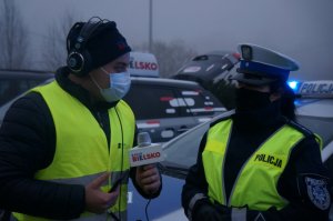 redaktor i policjantka w czasie nagrania