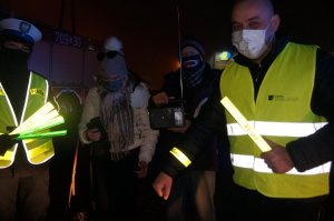 policjantka redaktor i uczestnicy z odblaskami