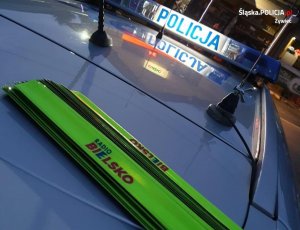 odblaski na masce radiowozu w tle napis policja