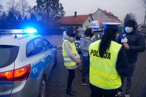 policjantka w czasie nagrania w tle radiowóz