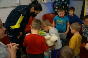 policjantka i dzieci stoją wokół choinki