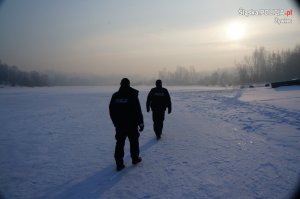 policjanci w rejonie zbiornika wodnego