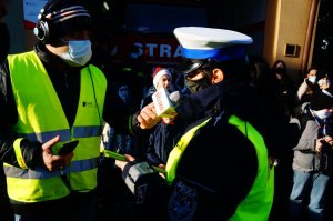 policjantka w czasie nagrania do radia i redaktor