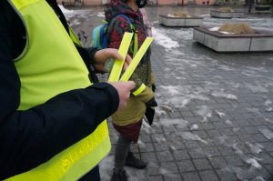 policjantka z odblaskami w tle osoba z założonym odblaskiem