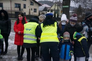 policjantka rozdaje odblaski