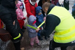 redaktor rozdaje odblaski