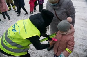 organizator rozdaje odblaski