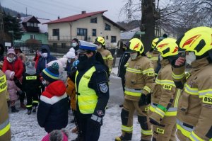 policjantka i strażacy osp