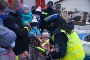 policjantka rozdaje odblaski