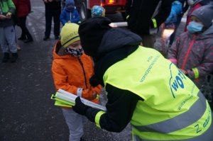 organizator rozdaje odblaski