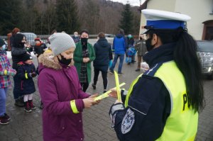 policjantka rozdaje odblaski