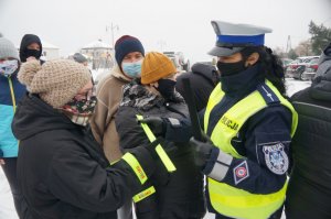 policjantka wręcza odblaski