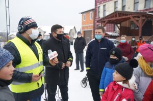 redaktor radia i uczestnicy